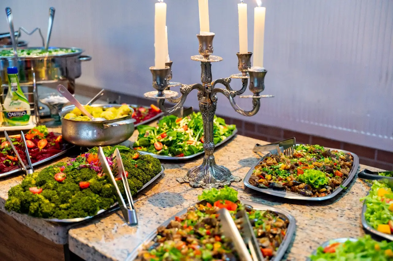 Buffet de saladas com candelabro