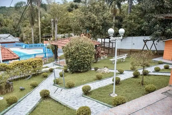 Área da piscina e jardim da chácara