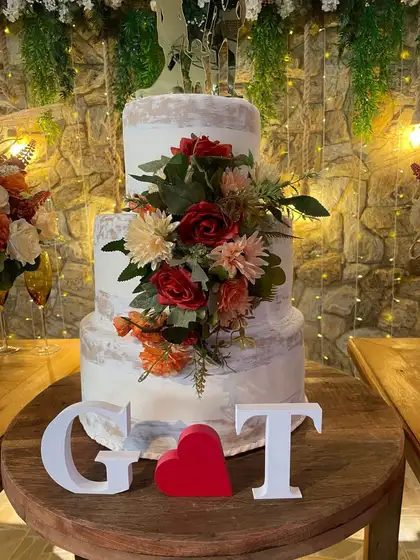 Bolo de casamento com as iniciais dos noivos
