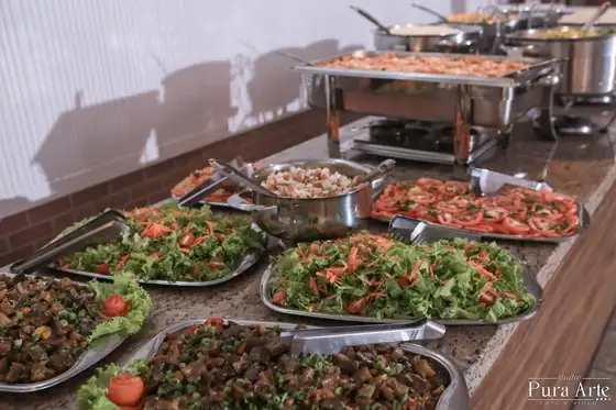 Mesa de saladas do buffet