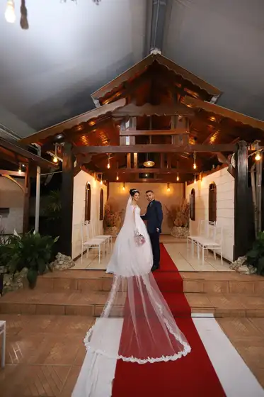 Capela dos noivos, com tapete vermelho e teto de madeira