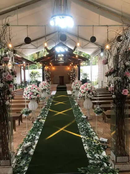 Passarela verde da cerimônia coberta, com a capela ao fundo