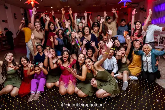 Debutante com os amigos na festa