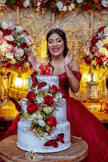 Debutante com o bolo de 15 anos