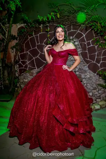 Debutante no jardim, diante da parede de pedra