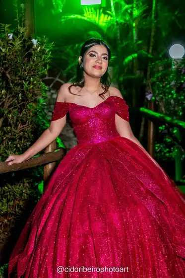 Debutante com vestido vermelho na mata
