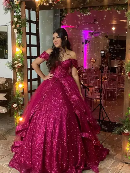 Debutante no portal florido do salão