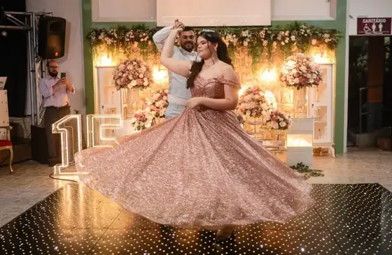 Debutante girando o vestido na pista