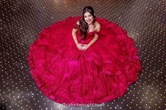 Debutante com o vestido aberto na pista