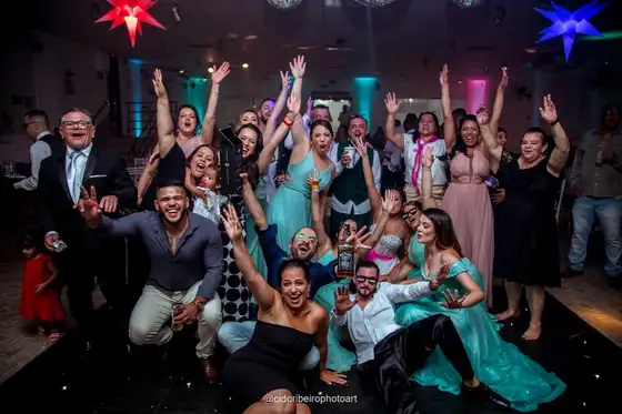 Convidados animados na pista de dança