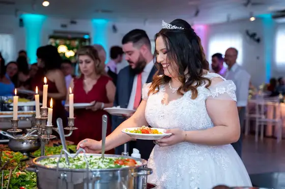 Noiva se servindo no buffet