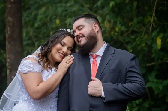 Retrato dos noivos na mata da chácara