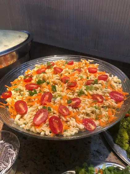 Salada de macarrão com tomate